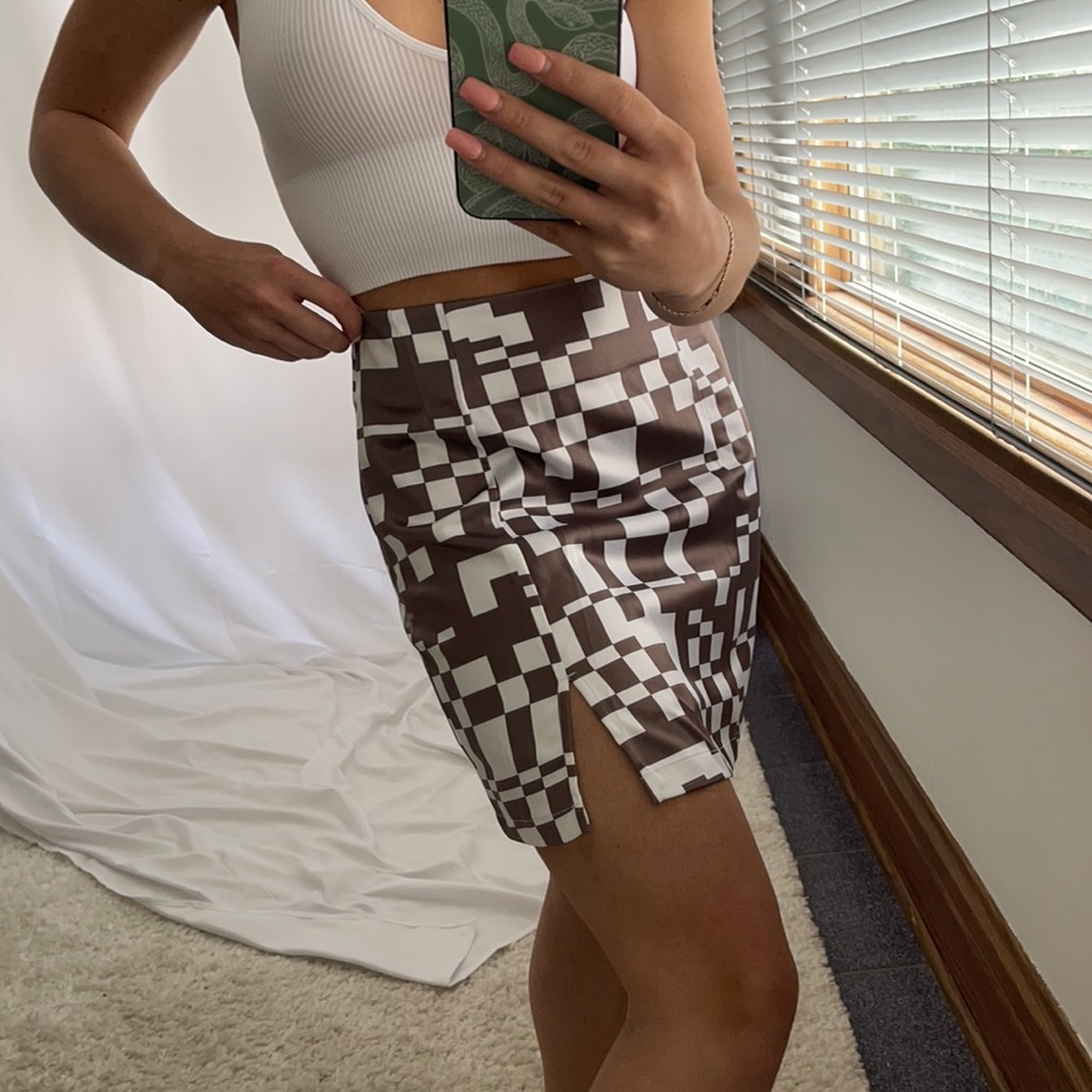 Patterned satin mini skirt